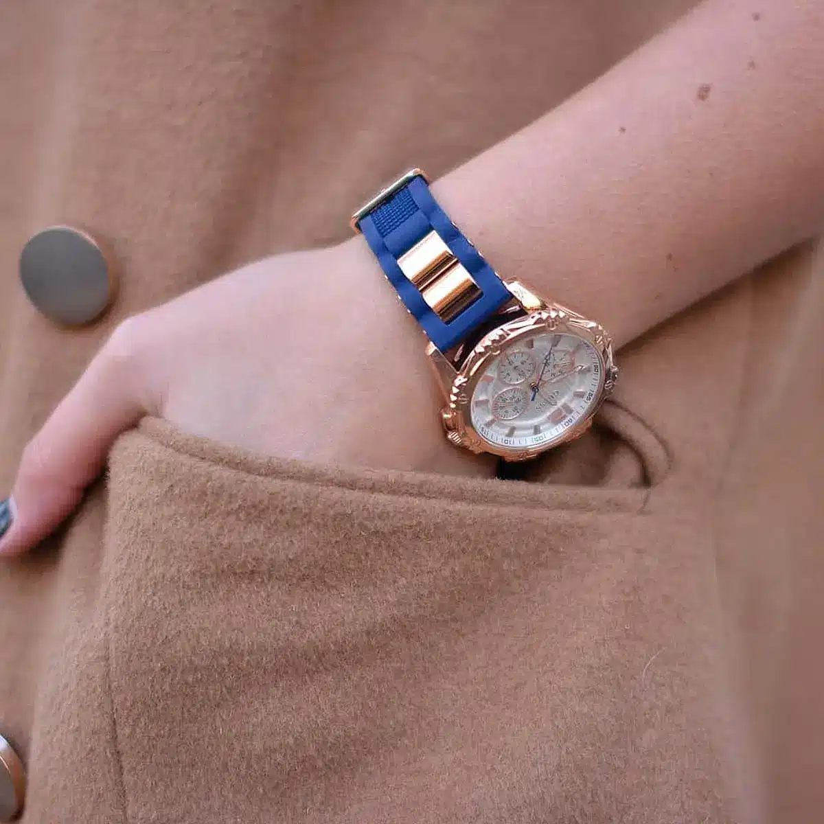 w0325l8-guess-watch-women-white-dial-rubber-blue-strap-quartz-battery-analog-intrepid-2_11